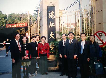 創辦人會與上海理工大學師生於滬江大學原址前留影