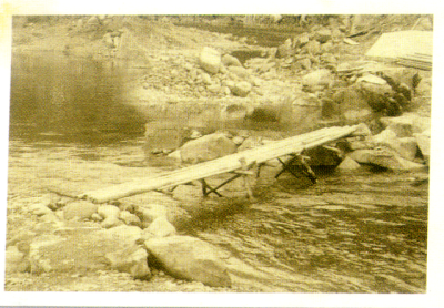 早期坪林人渡北勢溪以竹筏為主，形成了一座簡易的獨木橋。