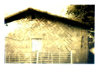 石板牆的房屋取材多半來自於北勢溪的石材，是當時較堅固的房舍。